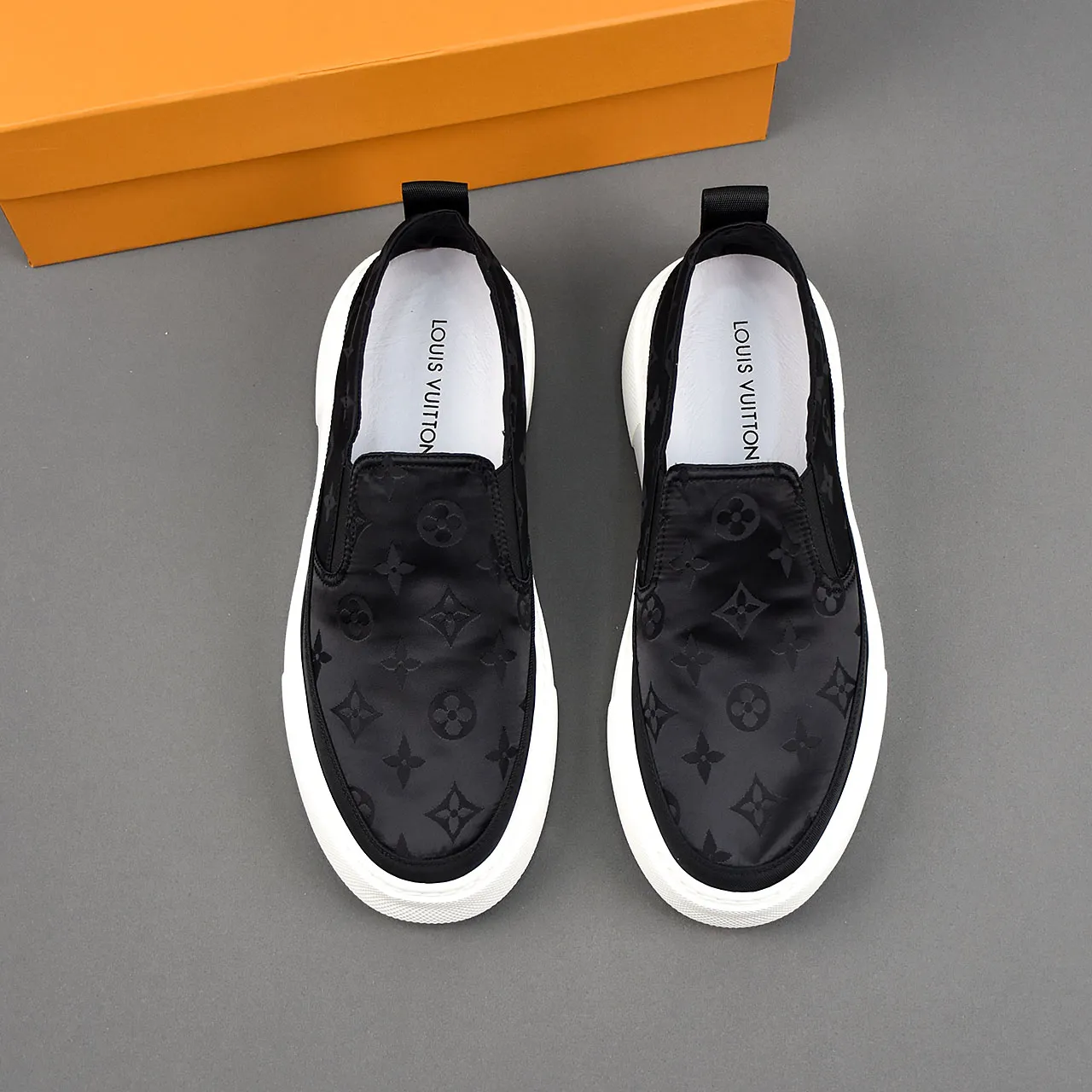 PP400❣️❣️❣️LV breathable cloth shoes, the upper is made of comfortable and breathable fabric, and the ultra-light rubber foam outsole. Men's size 39-44.